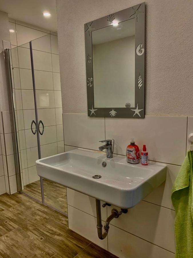 Monteurzimmer Oberlistingen Zweibettzimmer Mit 2 Baedern Breuna Eksteriør bilde